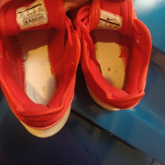 Nikes size 8.5 - Picture 7 of 7